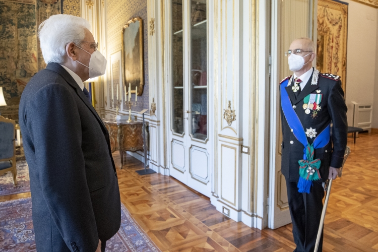 Il Presidente Sergio Mattarella Gen. C.A. Giovanni NISTRI Comandante Generale dell’Arma dei Carabinieri uscente 
