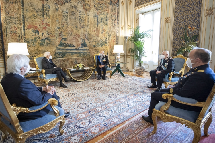 Il Presidente Sergio Mattarella Gen. C.A. Giovanni NISTRI e Gen. C.A Teo LUZI, rispettivamente Comandante Generale dell’Arma dei Carabinieri uscente e subentrante
