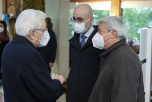 Il Presidente Sergio Mattarella con il figlio e il fratello dell'On. Franco Marini