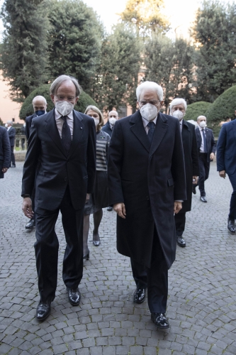 Il Presidente Sergio Mattarella al suo arrivo a Palazzo Borromeo viene accolto dall'Amb. Pietro Sebastiani, Ambasciatore d’Italia presso la Santa Sede, in occasione della ricorrenza della firma dei Patti Lateranensi e dell’Accordo di Revisione del Concordato
