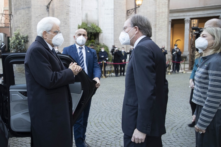 Il Presidente Sergio Mattarella al suo arrivo a Palazzo Borromeo viene accolto dall'Amb. Pietro Sebastiani, Ambasciatore d’Italia presso la Santa Sede, in occasione della ricorrenza della firma dei Patti Lateranensi e dell’Accordo di Revisione del Concordato