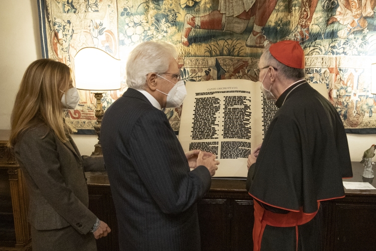 Il Presidente Sergio Mattarella con con S.Em. Rev.ma il Cardinale Pietro Parolin Segretario di Stato,visita la mostra “Contemporanei a Palazzo Borromeo” 
