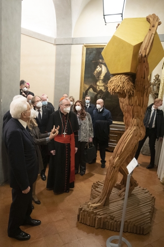 Il Presidente Sergio Mattarella con con S.Em. Rev.ma il Cardinale Pietro Parolin Segretario di Stato e con l'Amb. Pietro Sebastiani, Ambasciatore d’Italia presso la Santa Sede,visita la mostra “Contemporanei a Palazzo Borromeo” 
