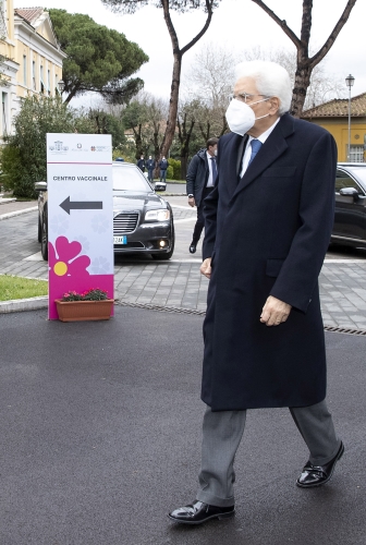 Il Presidente Sergio Mattarella all'Ospedale Spallanzani, in occasione della somministrazione del vaccino anti Covid-19