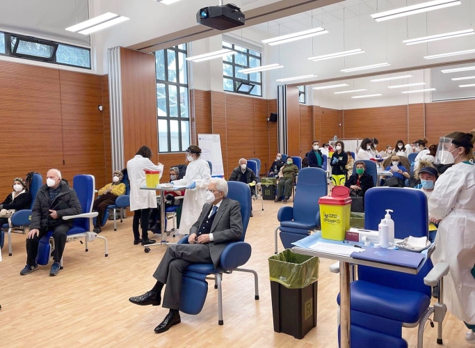 Il Presidente Mattarella si sottopone alla vaccinazione anticovid nell’Istituto Spallanzani.