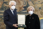Mattarella consegna l'Onorificenza a Rosa Oliva