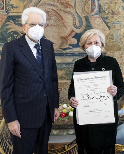 Il Presidente Sergio Mattarella consegna le onorificenze di Cavaliere di Gran Croce dell'OMRI alla Dott.ssa Rosa Oliva