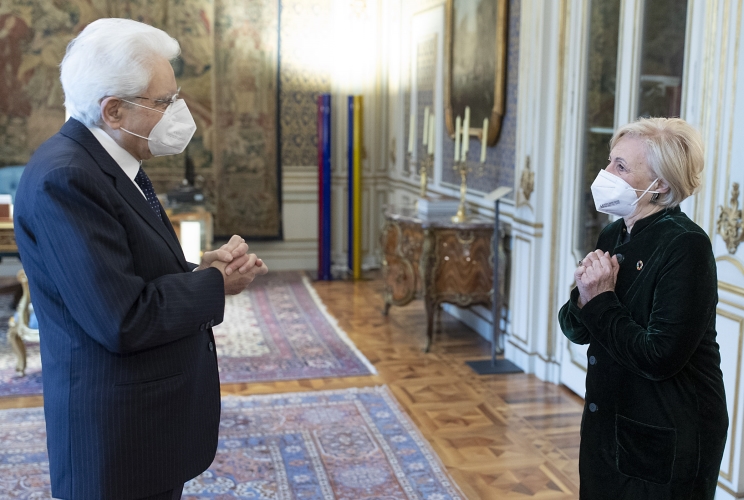 Il Presidente Sergio Mattarella accoglie la Dott.ssa Rosa Oliva
