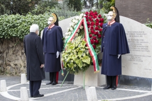 Il Presidente Sergio Mattarella depone una corona di fiori dinanzi alla lapide che ricorda il tragico agguato all'On. Aldo Moro ed agli uomini della sua scorta
