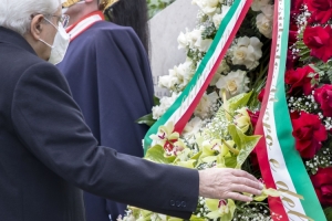 Il Presidente Mattarella depone una corona di fiori in Via Fani, in occasione del quarantatreesimo anniversario del rapimento dell’On. Aldo Moro e dell’uccisione degli agenti della sua scorta