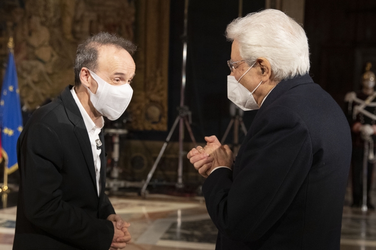 Il Presidente della Repubblica Sergio Mattarella con Roberto Benigni, al termine della celebrazione del “Dantedì” al Quirinale
