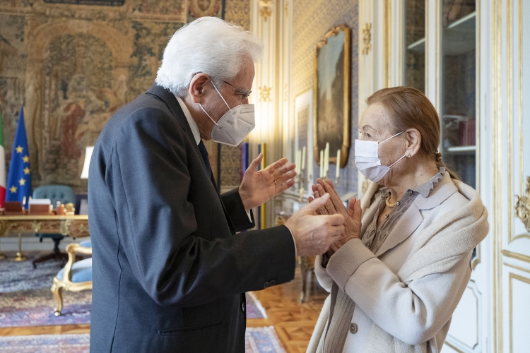 Il Presidente della Repubblica, Sergio Mattarella,con la scrittrice Edith Bruck alla quale ha conferito l'onorificenza di Cavaliere di Gran Croce dell'Ordine al Merito della Repubblica Italiana.
