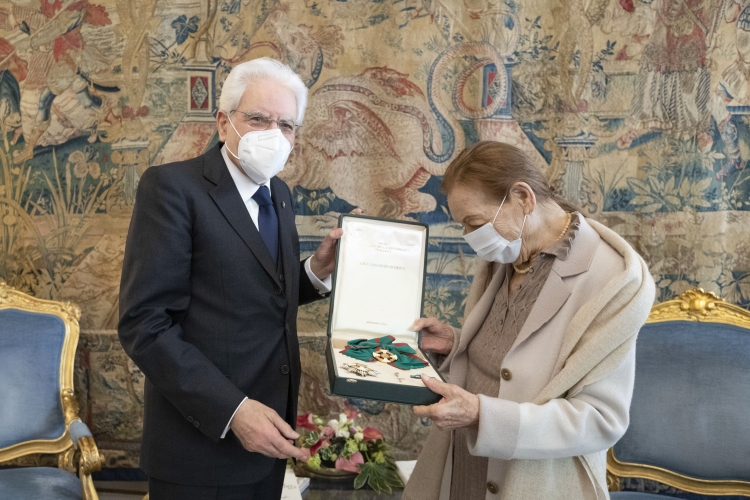 Il Presidente della Repubblica, Sergio Mattarella,con la scrittrice Edith Bruck alla quale ha conferito l'onorificenza di Cavaliere di Gran Croce dell'Ordine al Merito della Repubblica Italiana.
