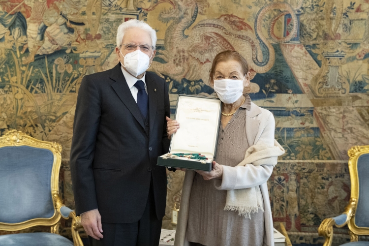 Il Presidente della Repubblica, Sergio Mattarella,con la scrittrice Edith Bruck alla quale ha conferito l'onorificenza di Cavaliere di Gran Croce dell'Ordine al Merito della Repubblica Italiana.
