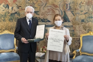 Il Presidente della Repubblica, Sergio Mattarella,con la scrittrice Edith Bruck alla quale ha conferito l'onorificenza di Cavaliere di Gran Croce dell'Ordine al Merito della Repubblica Italiana.
