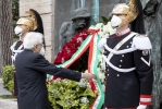 Mattarella depone una corona di fiori sul monumento dedicato alle vittime sul lavoro