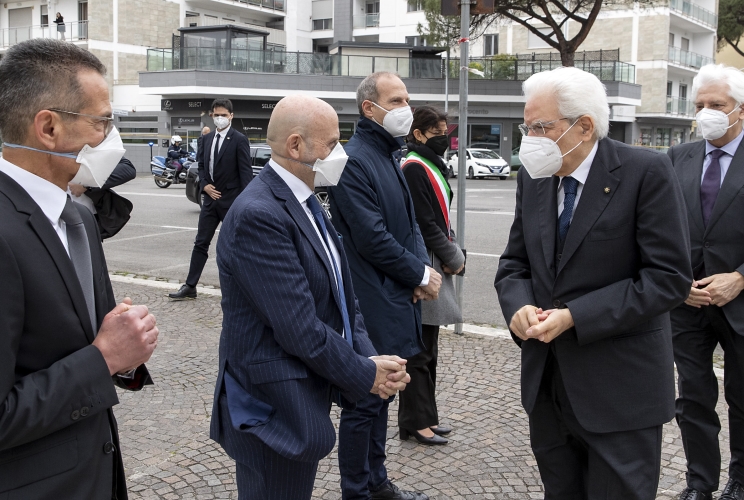 Il Presidente Sergio Mattarella accolto da Virginia Raggi, Sindaco di Roma, Claudio Di Berardino, Assessore regionale al lavoro e nuovi diritti, Franco Bettoni, Presidente dell’INAIL e da 
 Giuseppe Lucibello, Direttore generale dell’INAIL, in occasione della deposizione di una corona di fiori sul monumento dedicato alle vittime sul lavoro