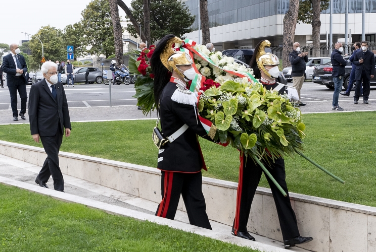 Il Presidente Sergio Mattarella in occasione della deposizione di una corona di fiori sul monumento dedicato alle vittime sul lavoro