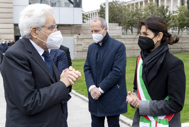 Il Presidente Sergio Mattarella con Virginia Raggi, Sindaco di Roma, subito dopo aver deposto una corona di fiori sul monumento dedicato alle vittime sul lavoro