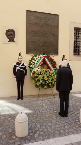 Il Presidente della Repubblica Sergio Mattarella depone una corona sotto la lapide che ricorda il luogo del ritrovamento del corpo dell'on. Aldo Moro 