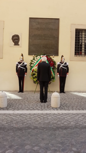 Il Presidente della Repubblica Sergio Mattarella depone una corona sotto la lapide che ricorda il luogo del ritrovamento del corpo dell'on. Aldo Moro 