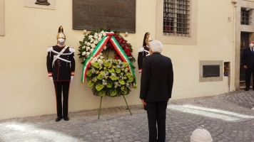 Il Presidente Mattarella depone  una corona di fiori sotto la lapide dell’On. Aldo Moro, in occasione del quarantatreesimo anniversario dell’uccisione dello Statista