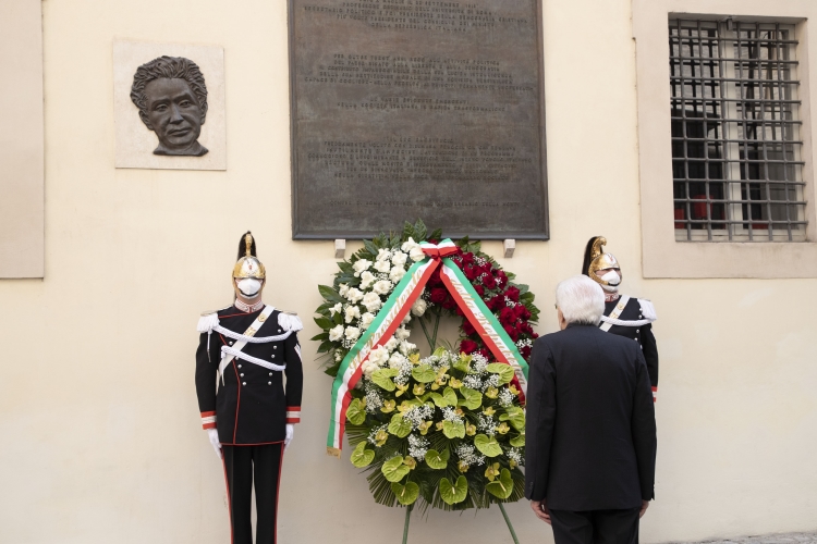 Il Presidente della Repubblica Sergio Mattarella depone una corona sotto la lapide che ricorda il luogo del ritrovamento del corpo dell'on. Aldo Moro