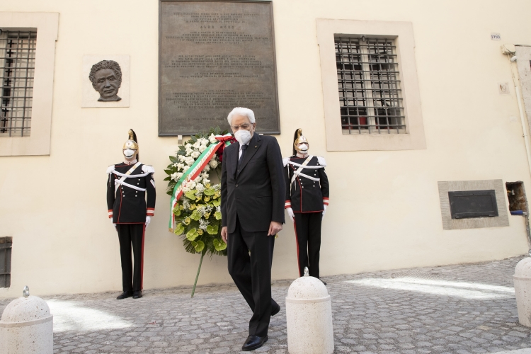 Il Presidente della Repubblica Sergio Mattarella depone una corona sotto la lapide che ricorda il luogo del ritrovamento del corpo dell'on. Aldo Moro