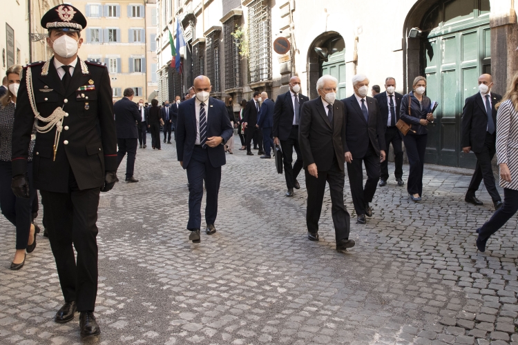 Il Presidente della Repubblica Sergio Mattarella depone una corona sotto la lapide che ricorda il luogo del ritrovamento del corpo dell'on. Aldo Moro