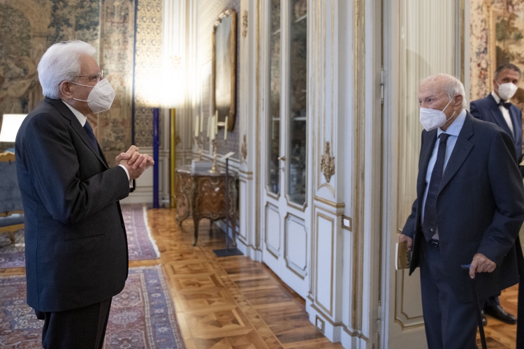 Il Presidente della Repubblica, Sergio Mattarella,con Piero Angela al quale ha conferito l'onorificenza di Cavaliere di Gran Croce dell'Ordine al Merito della Repubblica Italiana.  
