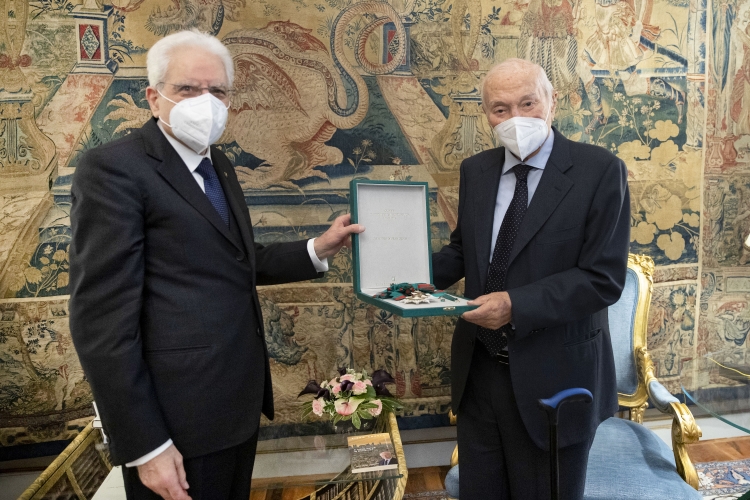 Il Presidente della Repubblica, Sergio Mattarella,con Piero Angela al quale ha conferito l'onorificenza di Cavaliere di Gran Croce dell'Ordine al Merito della Repubblica Italiana.  
