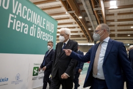 Il Presidente della Repubblica Sergio Mattarella nel corso della visita Centro vaccinale Fiera di Brescia