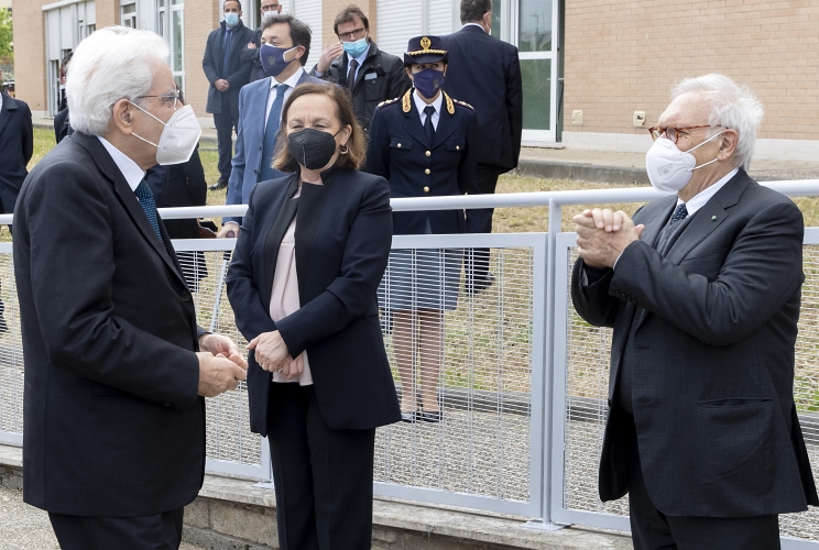 Il Presidente Sergio Mattarella accolto da Luciana Lamorgese, Ministro dell’Interno e da Patrizio Bianchi, Ministro dell’Istruzione, al suo arrivo all'’Istituto Comprensivo Fiume Giallo – Scuola Primaria Geronimo Stilton, in occasione della presentazione de “Il mio diario” per l’anno scolastico 2021/2022