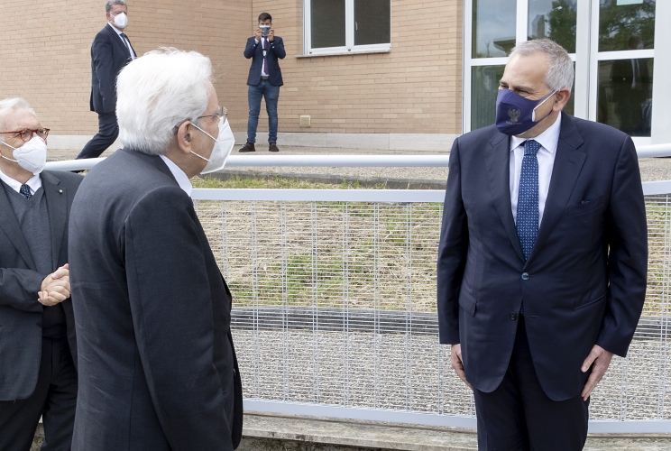 Il Presidente Sergio Mattarella accolto da Lamberto Giannini, Capo della Polizia di Stato, al suo arrivo all'’Istituto Comprensivo Fiume Giallo – Scuola Primaria Geronimo Stilton, in occasione della presentazione de “Il mio diario” per l’anno scolastico 2021/2022