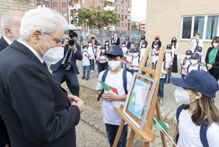 Il Presidente Sergio Mattarella incontra alcuni studenti dell'’Istituto Comprensivo Fiume Giallo – Scuola Primaria Geronimo Stilton, al termine della presentazione de “Il mio diario” per l’anno scolastico 2021/2022