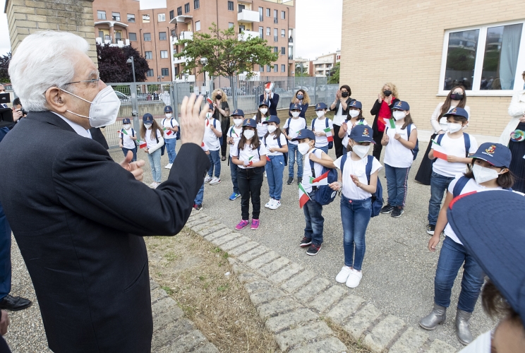 Il Presidente Sergio Mattarella incontra alcuni studenti dell'’Istituto Comprensivo Fiume Giallo – Scuola Primaria Geronimo Stilton, al termine della presentazione de “Il mio diario” per l’anno scolastico 2021/2022