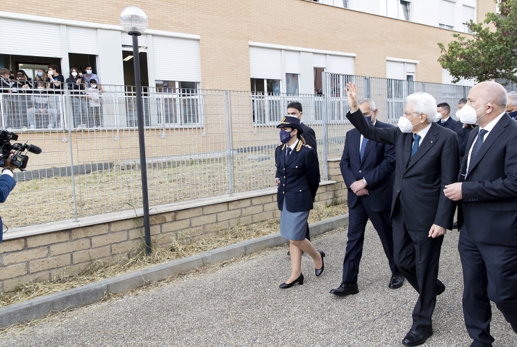 Il Presidente Sergio Mattarella saluta alcuni studenti dell'’Istituto Comprensivo Fiume Giallo – Scuola Primaria Geronimo Stilton, al termine della presentazione de “Il mio diario” per l’anno scolastico 2021/2022