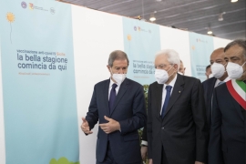 Il Presidente Sergio Mattarella visita l'Hub vaccinale anti Covid allestito alla Fiera del Mediterraneo 
