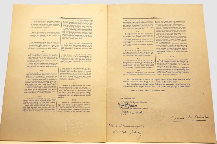 Ultima pagina tratta da uno dei tre originali della Costituzione italiana. Custodito nell'Archivio Storico della Presidenza della Repubblica dopo la consegna da parte della Presidenza del Consiglio avvenuta il 24 giugno 2009.