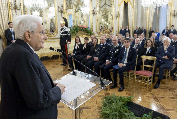 Il Presidente Sergio Mattarella nel corso dell'incontro con Stefano Carmine De Michele, Capo del Dipartimento dell’Amministrazione Penitenziaria, e una rappresentanza del Corpo di Polizia Penitenziaria 