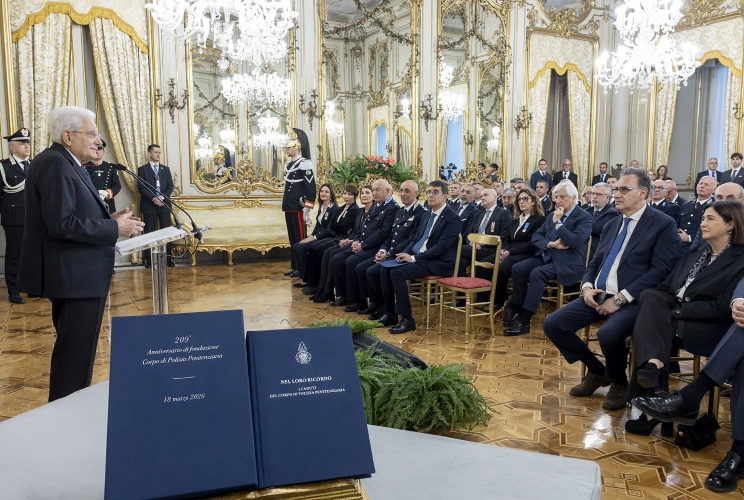 Il Presidente Sergio Mattarella nel corso dell'incontro con Stefano Carmine De Michele, Capo del Dipartimento dell’Amministrazione Penitenziaria, e una rappresentanza del Corpo di Polizia Penitenziaria 