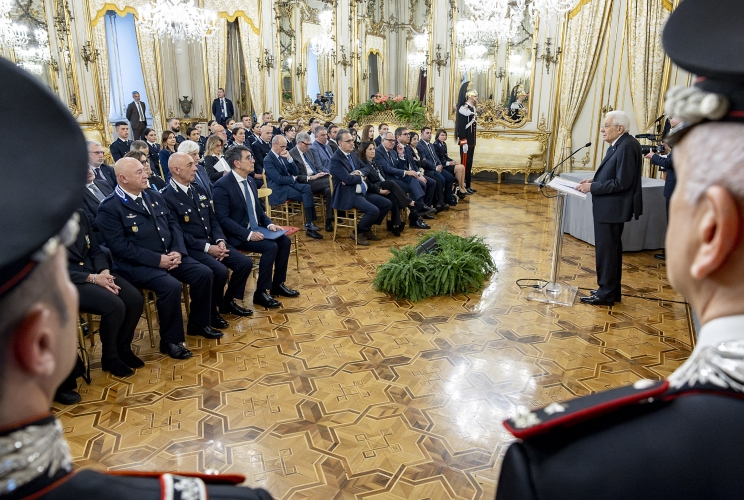 Il Presidente Sergio Mattarella nel corso dell'incontro con Stefano Carmine De Michele, Capo del Dipartimento dell’Amministrazione Penitenziaria, e una rappresentanza del Corpo di Polizia Penitenziaria 
