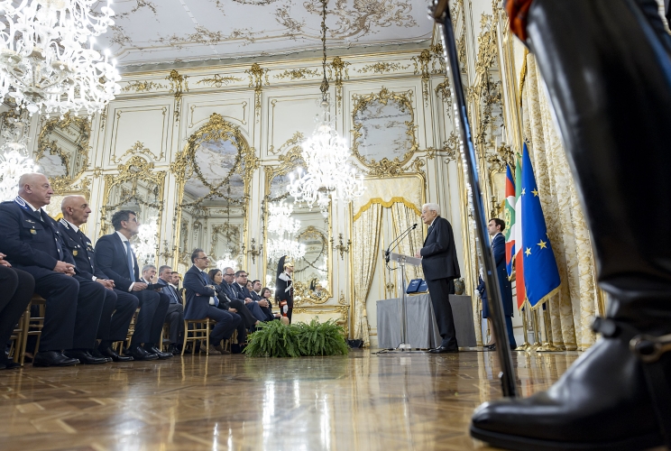 Il Presidente Sergio Mattarella nel corso dell'incontro con Stefano Carmine De Michele, Capo del Dipartimento dell’Amministrazione Penitenziaria, e una rappresentanza del Corpo di Polizia Penitenziaria 