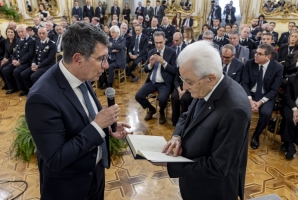 Il Presidente Sergio Mattarella nel corso dell'incontro con Stefano Carmine De Michele, Capo del Dipartimento dell’Amministrazione Penitenziaria, e una rappresentanza del Corpo di Polizia Penitenziaria 