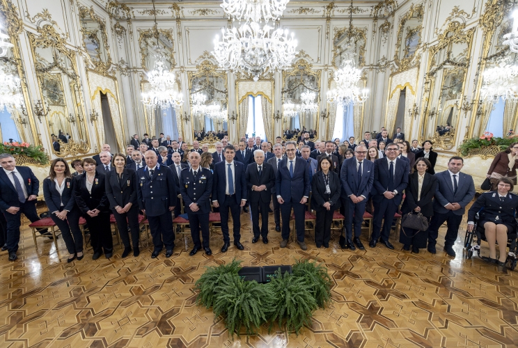 Il Presidente Sergio Mattarella al termine dell'incontro con Stefano Carmine De Michele, Capo del Dipartimento dell’Amministrazione Penitenziaria, e una rappresentanza del Corpo di Polizia Penitenziaria 