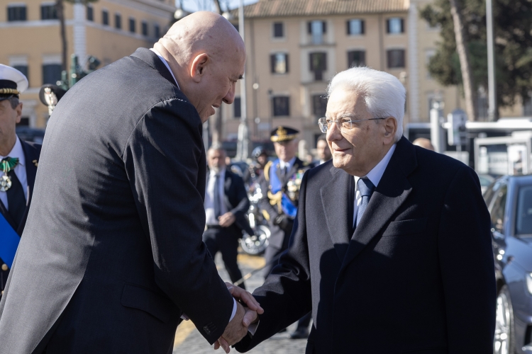 Il Presidente della Repubblica Sergio Mattarella all'Altare della Patria, accolto da Guido Crosetto, Ministro della difesa, in occasione del 165° anniversario della Giornata dell’Unità Nazionale
