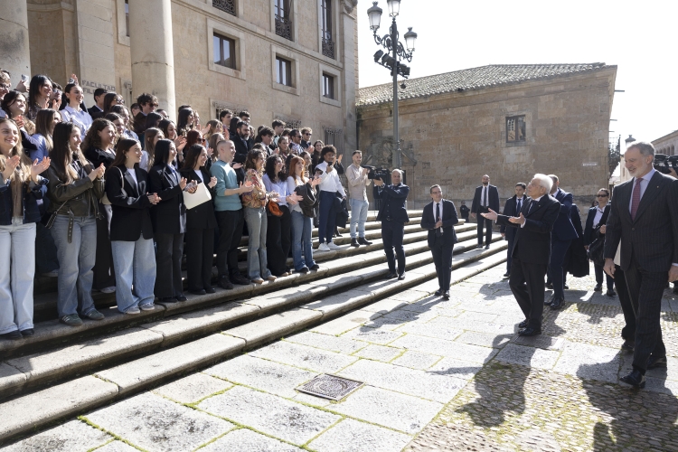 Il Presidente della Repubblica Sergio Mattarella con Sua Maestà il Re di Spagna, Felipe VI, nel centro storico della città di Salamanca 

