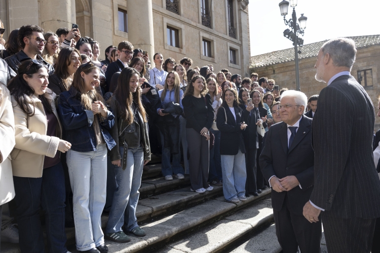 Il Presidente della Repubblica Sergio Mattarella con Sua Maestà il Re di Spagna, Felipe VI, nel centro storico della città di Salamanca 
