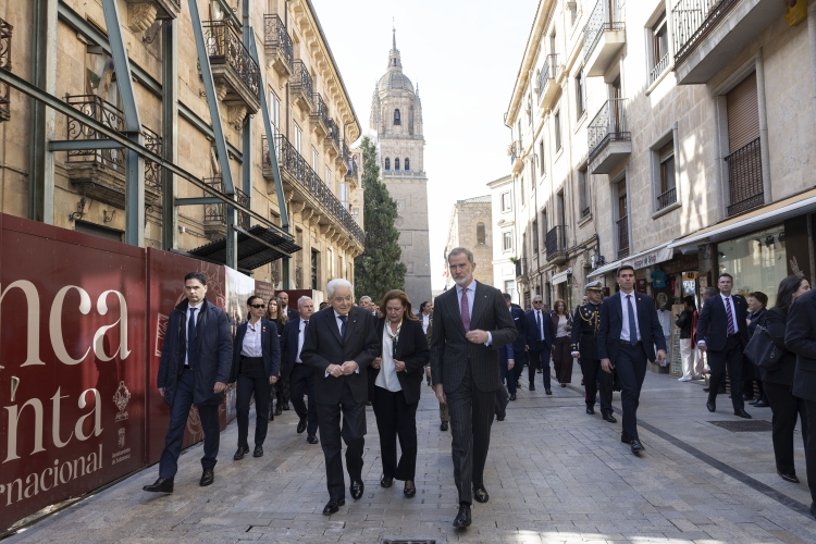 Il Presidente della Repubblica Sergio Mattarella con Sua Maestà il Re di Spagna, Felipe VI, nel centro storico della città di Salamanca 
