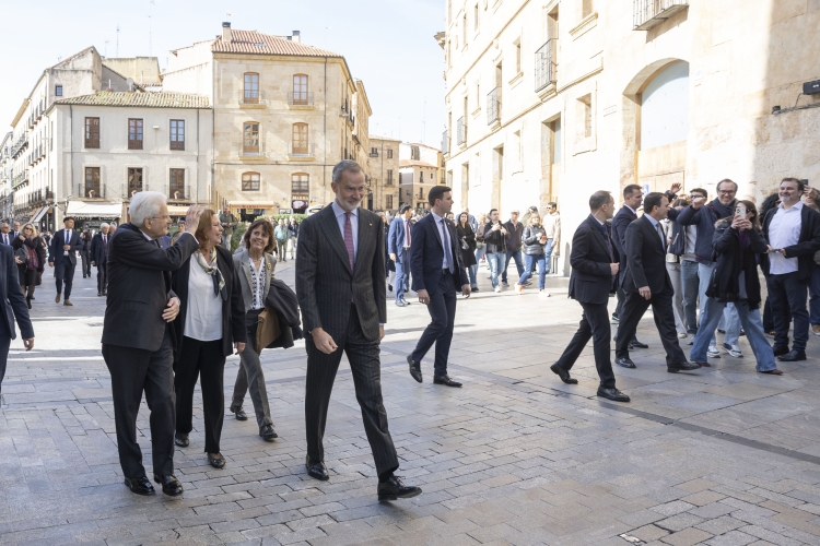 Il Presidente della Repubblica Sergio Mattarella con Sua Maestà il Re di Spagna, Felipe VI, nel centro storico della città di Salamanca 
